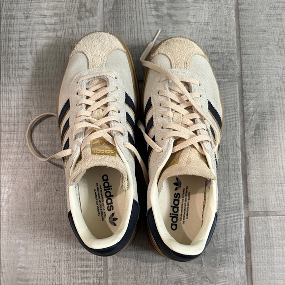 adidas Gazelle women’s Sneakers in Cream with Black Stripes and Gum Sole size 8 - Picture 2 of 7